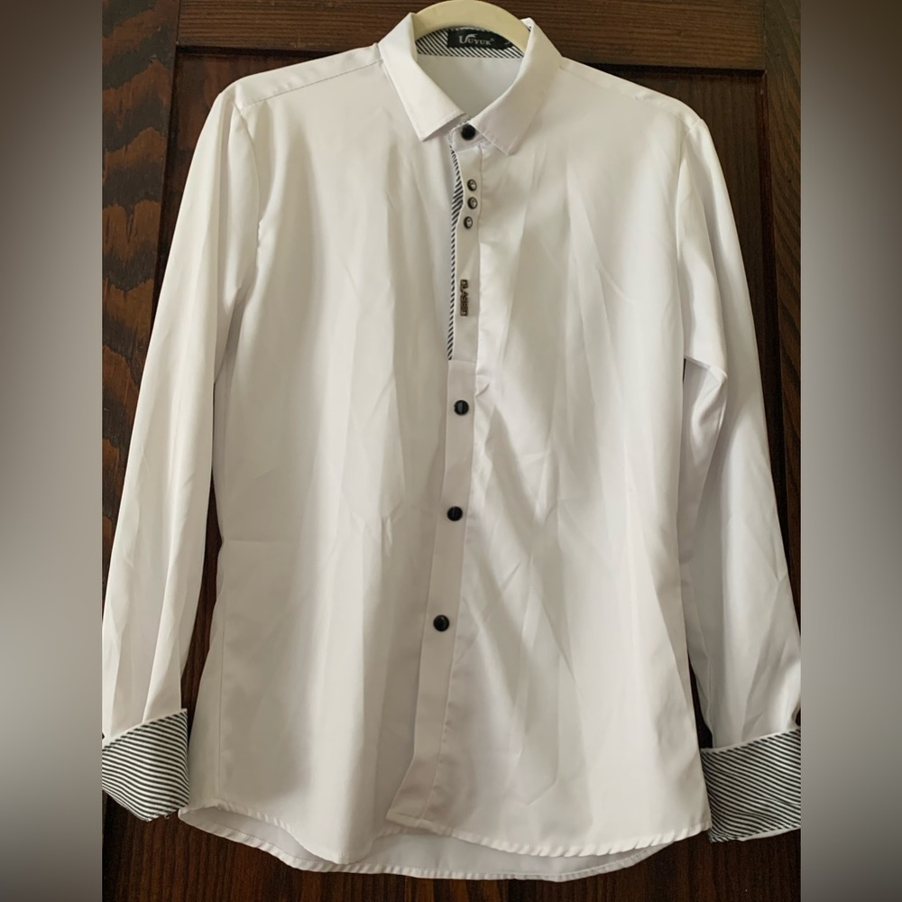 White blouse w stylish cuff